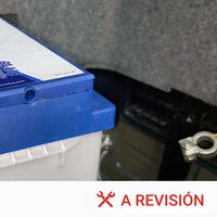 Al cambiar la batería de mi coche he visto que tenía un pequeño tubo conectado. No sabía para qué servía, pero resulta que es muy importante 