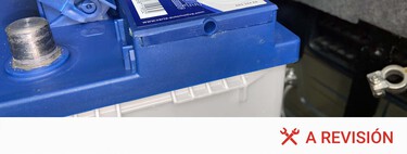 Al cambiar la batería de mi coche he visto que tenía un pequeño tubo conectado. No sabía para qué servía, pero resulta que es muy importante 