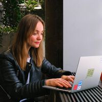 Ahorrar e invertir desde el celular es cada vez más sencillo, pero hay diferencias que debes conocer antes de mover tu dinero 