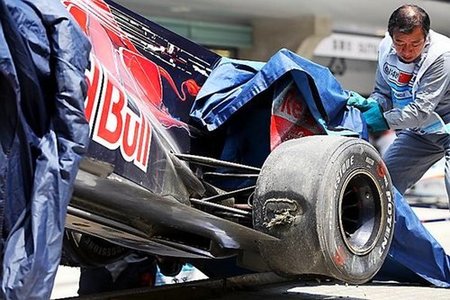 Retirada del Toro Rosso de Buemi tras el accidente en Shanghái