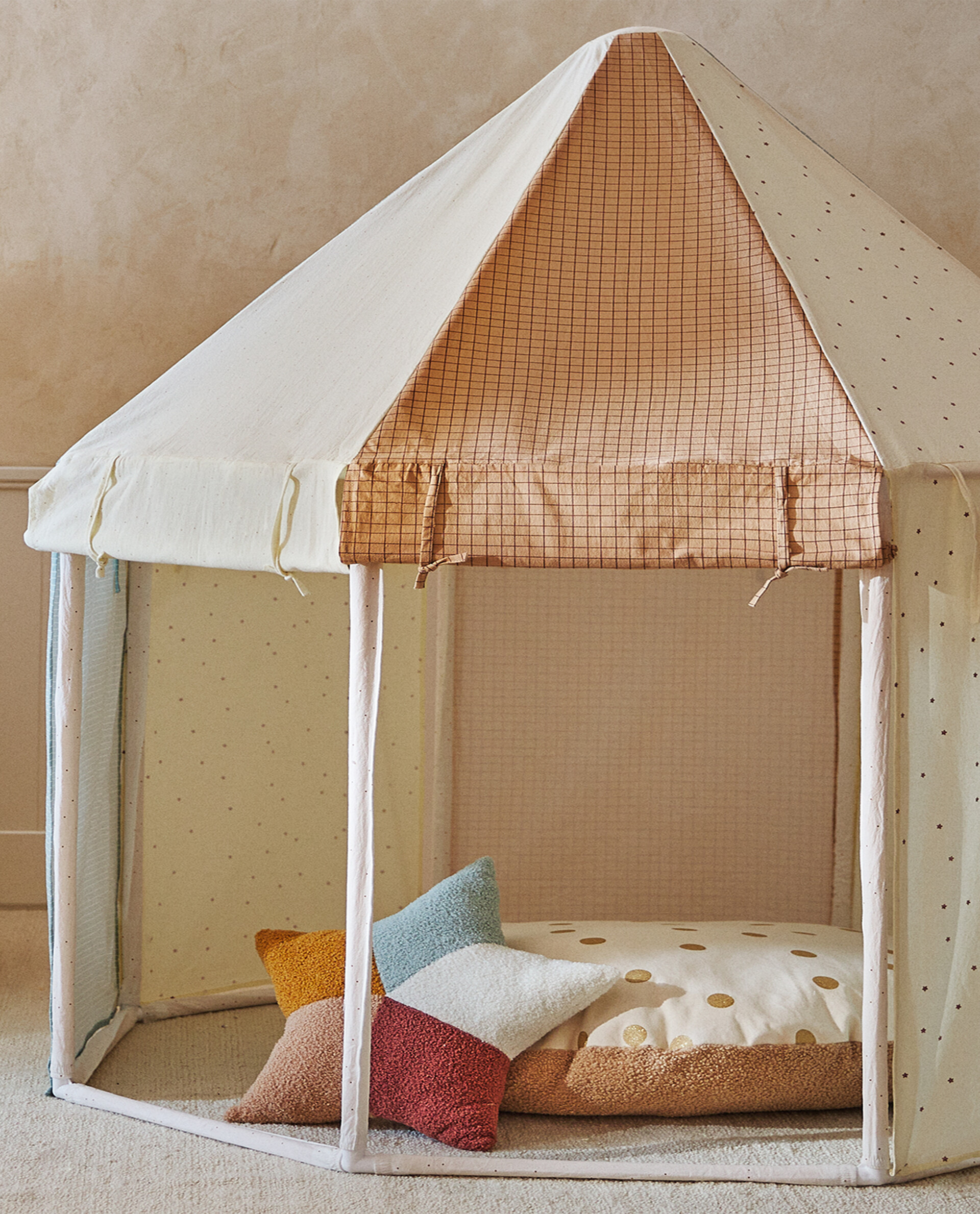 Tipi octogonal con estructura de madera y tejido patchwork con aberturas enrollables es ideal.