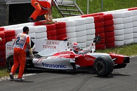 jarno-trulli-bajando-toyota-gp-de-espana.jpg