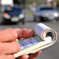 En una semana, seis conductores han sido multados por fumar, 78 por buscar objetos y 128 por leer al volante