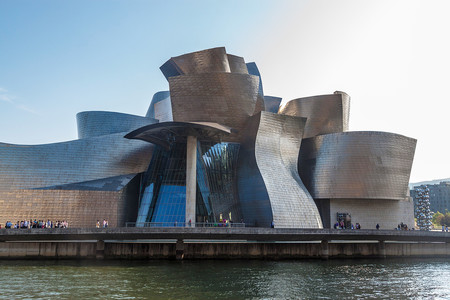 La nueva normalidad devuelve las visitas a museos y tours por toda España