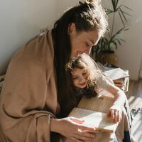 Si la pregunta es cómo mejorar el lenguaje, la imaginación y el desarrollo afectivo de los niños, la respuesta es la lectura de regazo 