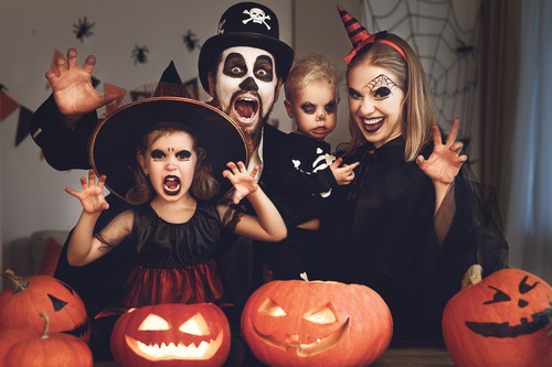 ¡Todos a celebrar Halloween! Disfraces en grupo para toda la familia 