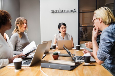 Las reuniones matan la productividad: varias empresas las han eliminado tres días a la semana y aumentaron un 73% su rendimiento