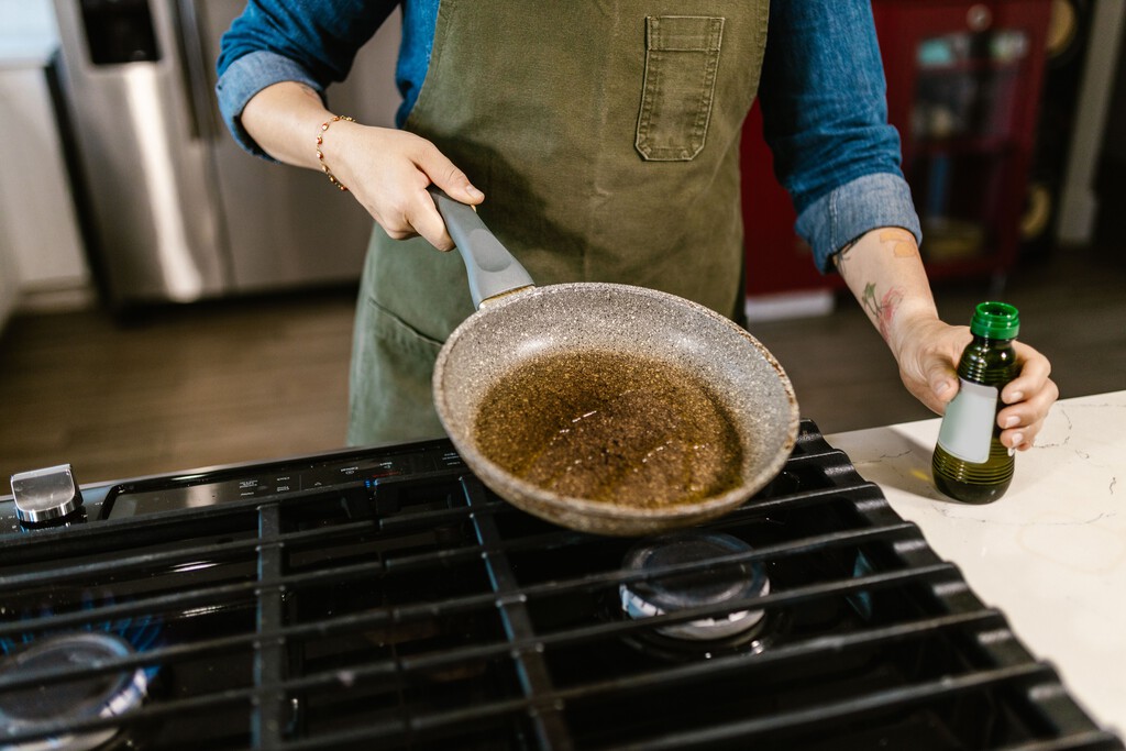 No tires el aceite de cocina usado: cinco formas de aprovecharlo en casa para darle una segunda vida  