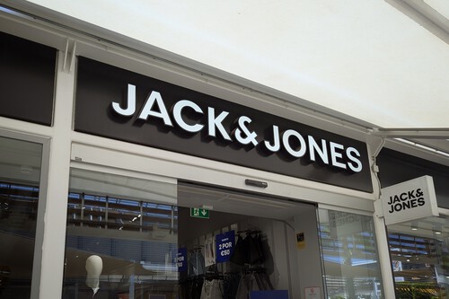 El Corte Inglés comienza a liquidar pantalones, chaquetas, jerseys y más con hasta un 72% de descuento en su outlet