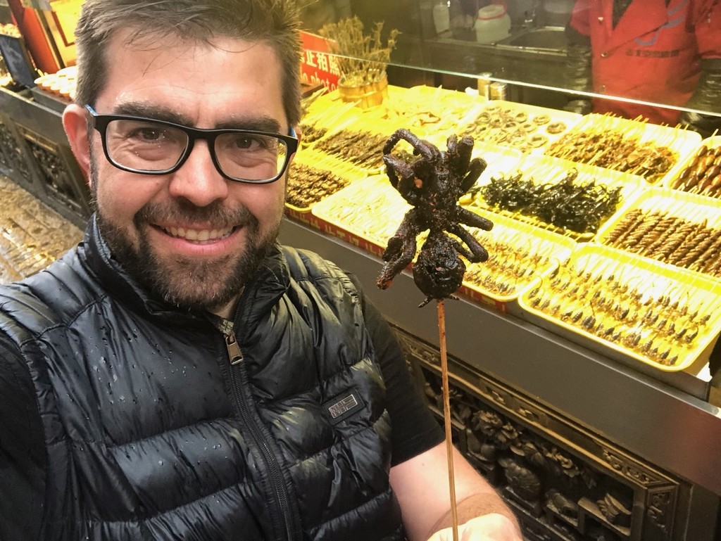 Se comió una tarántula, montó la primera tienda de insectos de Europa y ahora quiere que eches escorpiones a tu paella