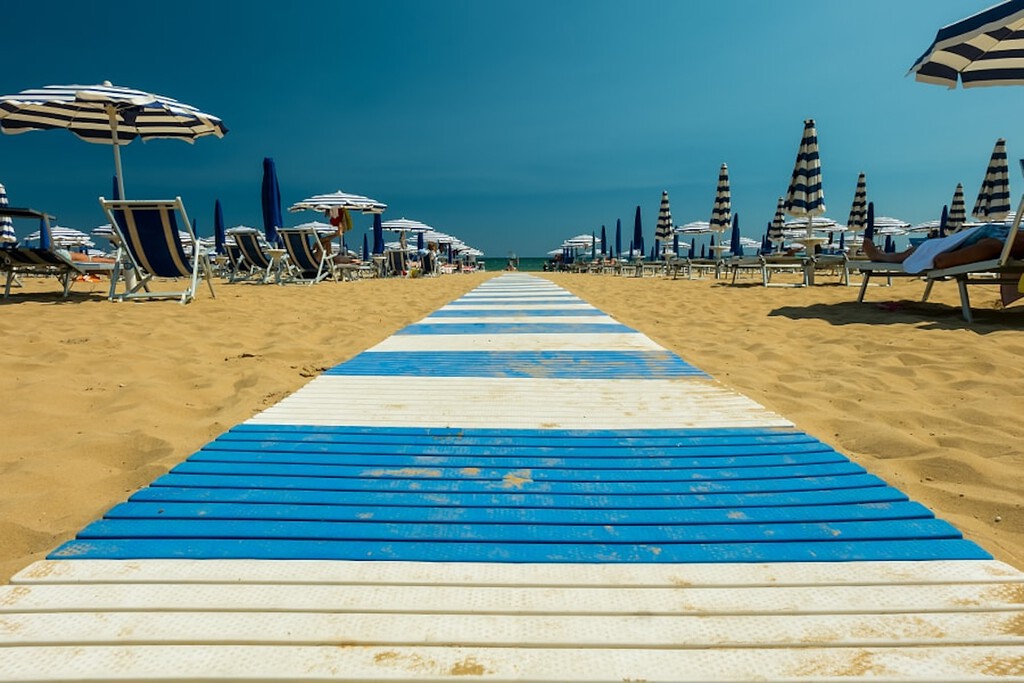 Italia ha encontrado una forma inquietante de acabar con la turistificación de sus playas: privatizarlas