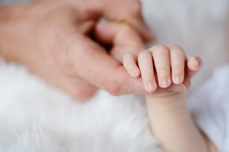 Bebés nacidos sin un brazo o sin una mano: se enciende la alarma en Francia