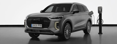 Este SUV PHEV fabricado en España tiene siete plazas, 425 CV y 140 km de autonomía eléctrica. Es mucho más barato que sus rivales