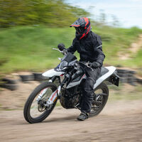 Esta moto trail-enduro italiana es para el carnet de coche, no renuncia a los viajes ni al campo, y es muy asequible