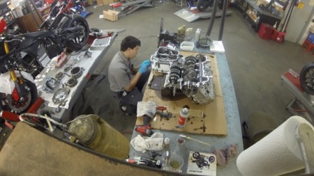 Reparación Yamaha YZF-R1 en timelapse