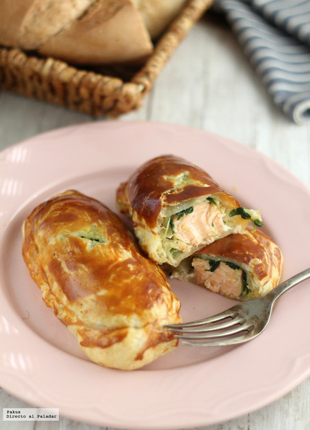 Salmón en hojaldre con crema de espinacas. Receta de aperitivo