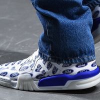 Esta peculiar colección de Versace rinde homenaje a la trayectoria de Ford