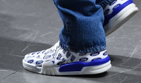 Esta peculiar colección de Versace rinde homenaje a la trayectoria de Ford