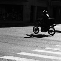No deja de llover en España, así que los motoristas tenemos un problema serio más del que preocuparnos: las líneas blancas de la carretera 