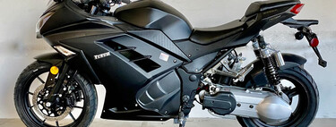 Scooter por detrás, deportiva por delante. Así es la moto híbrida que lo peta en China y Estados Unidos