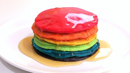Hot cakes arcoíris. Receta sencilla (y sin colorantes) para el desayuno