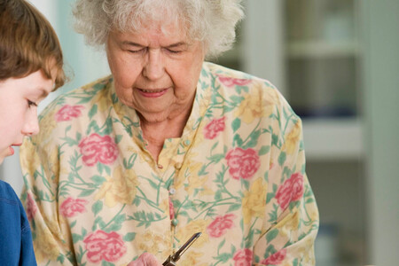 El vínculo de una abuela con su nieto es indestructible. Y la ciencia ya tiene una explicación para ello