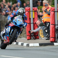 Michael Dunlop arrasa en el Senior TT y ya suma más victorias que Mike Hailwood