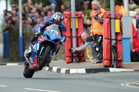 Michael Dunlop arrasa en el Senior TT y ya suma más victorias que Mike Hailwood