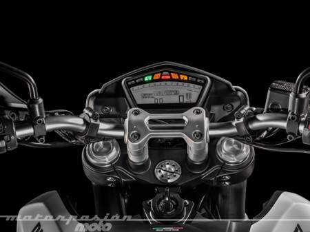 Ducati Hypermotard 939 013