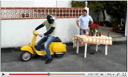El truco de los platos, ahora con una Vespa 50 y mucha habilidad