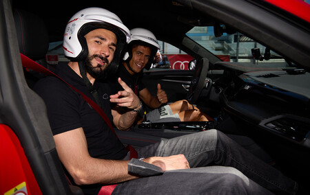 Vídeo: Benzema y más jugadores del Real Madrid se lo pasan en grande con el Audi RS e-tron GT en el Jarama