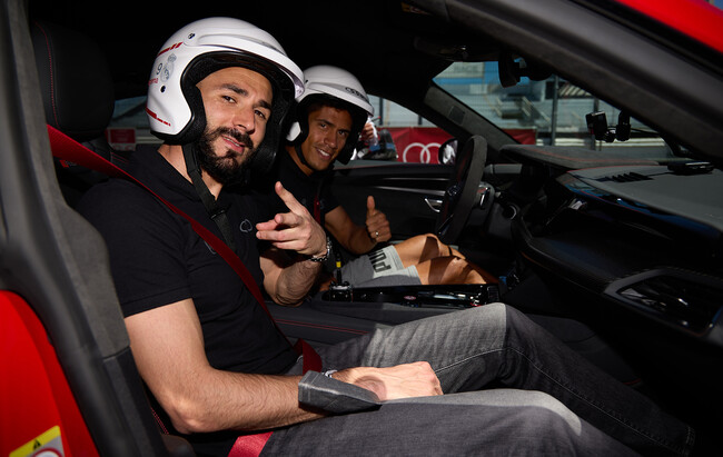 Los jugadores del Real Madrid prueban el eléctrico Audi RS e-tron GT e-tron en el Jarama