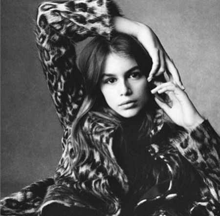 Adivina quién... firma su primer contrato como modelo