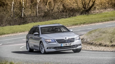 Así es el primer Škoda Superb Combi blindado: resistente a explosiones y balas de rifle de asalto