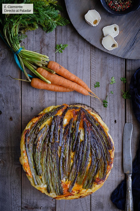 Tarta tatin de espárragos picantes y zanahoria