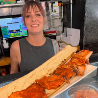 María, de 37 años y dueña de un bar de bocadillos de medio metro en Zamora: "Preparamos 240 a la semana y cuestan entre 7 y 8,80 euros" 