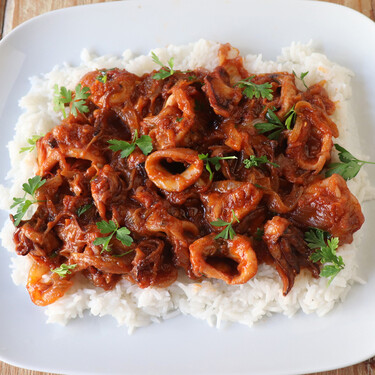 Receta de calamares encebollados con salsa de tomate picante (y el truco para que te queden tiernos de verdad)