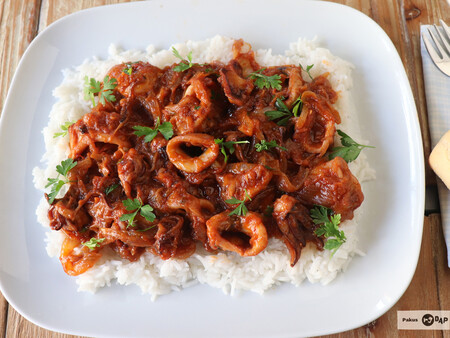 Receta de calamares encebollados con salsa de tomate picante (y el truco para que te queden tiernos de verdad)