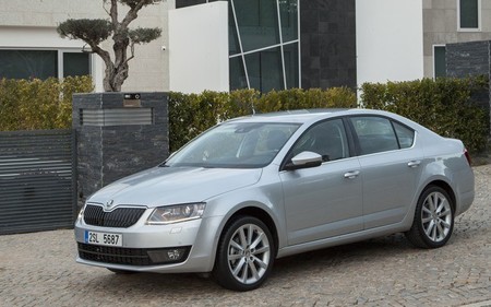 Škoda Octavia 2013 plata exterior 02