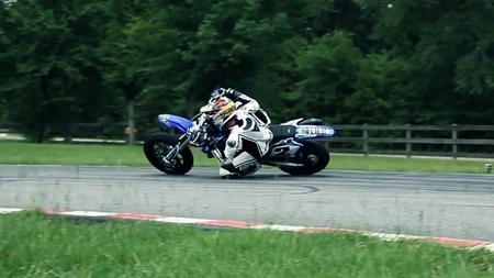 Josh Herrin y Aaron Yates entrenando supermotard. De lado