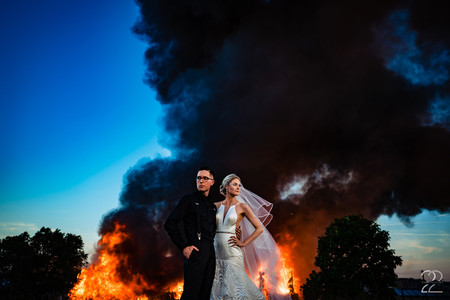 Otra vuelta de tuerca a la fotografía de bodas: Retratando a unos novios posando con un incendio al fondo