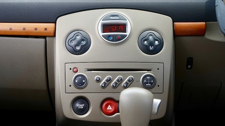 Cómo escuchar música de tu móvil a través de la radio del coche: guía de compra de transmisores FM bluetooth