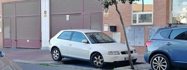 Una ciudad está hartísima de los que aparcan mal. Se los lleva la grúa y, si no lo recoges en 10 días, lo subastan 