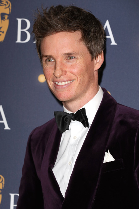 Previo a los BAFTA, Eddie Redmayne rescata el tuxedo de terciopelo para la alfombra roja de la gala