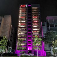 Existe una máquina expendedora de autos deportivos: comprar un Porsche o un Ferrari nunca había sido tan ordinario (y fascinante) 