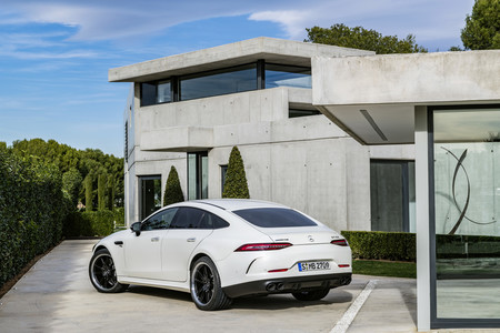 ¿Tiene sentido un Mercedes-AMG GT de cuatro puertas, existiendo el Mercedes-Benz CLS?