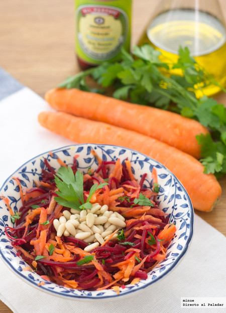 Ensalada agridulce de zanahoria y remolacha con piñones. Receta
