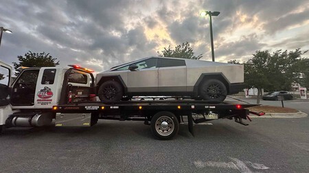 Tesla Cybertruck en una grúa, tras estropearse nada más salir del concesionario