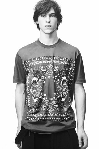 Date un pequeño gran capricho antes de Navidad: camiseta de Givenchy