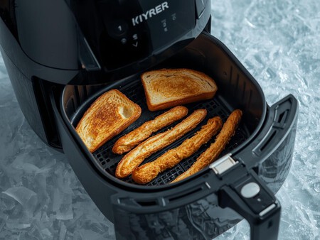 Una Airfryer Con Tostadas Y Barritas De Pan Dentro Descongelandose En Horizontal 1